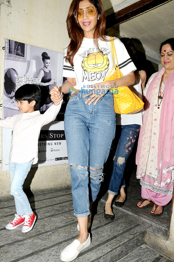 shilpa shetty and family snapped post a movie screening at pvr juhu 4