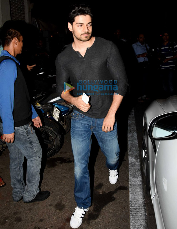 sooraj pancholi snapped post his dinner with friends 5