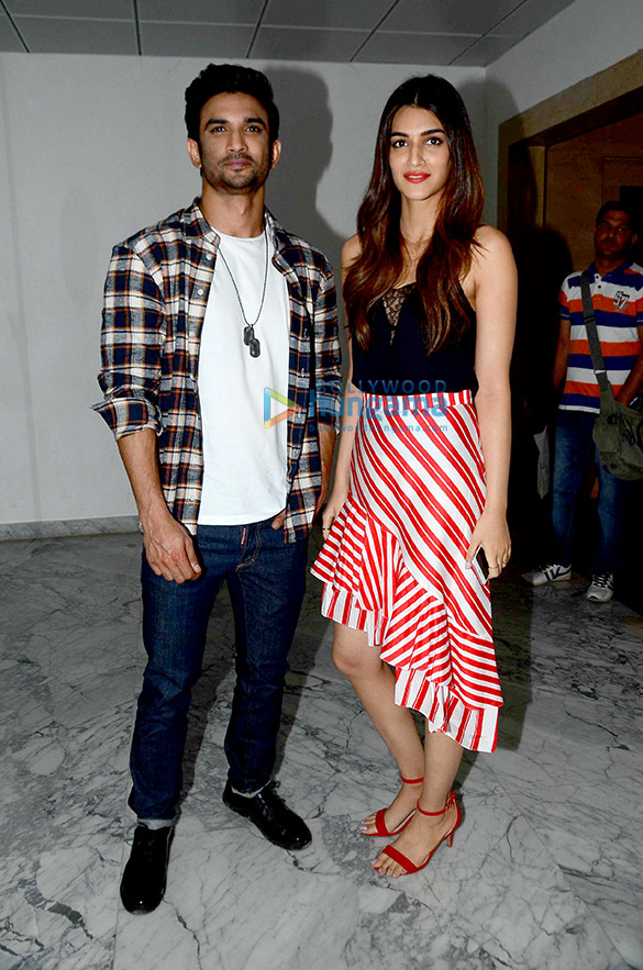 sushant and kriti snapped at raabtas promotions 1