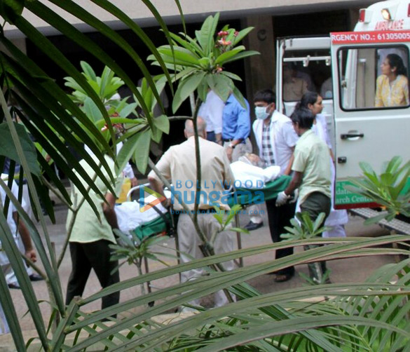 vinod khannas wife brother and other family members snapped as the late actors body arrives home 4