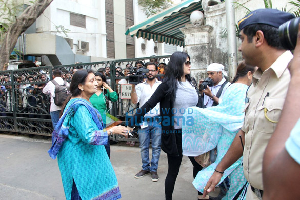 vinod khannas wife brother and other family members snapped as the late actors body arrives home 5