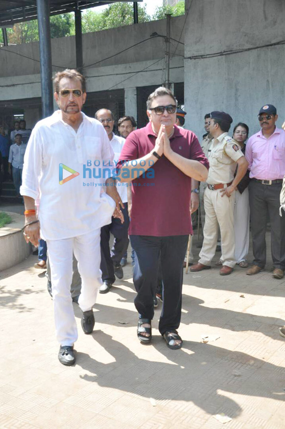 aamir khan kiran rao kajol and others attend reema lagoos funeral 9 2