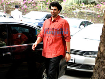 Aditya Roy Kapoor snapped post inspecting work at his new house in Bandra