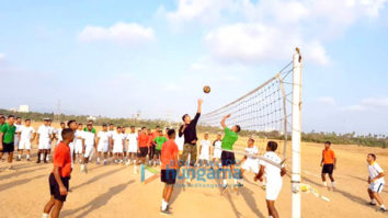 Akshay Kumar snapped playing volley ball with Indian Navy men near INS Hamla