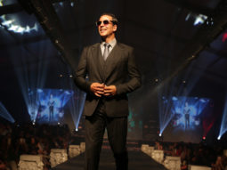 Akshay Kumar walks the ramp and this is the stunt he did to entertain the audience!