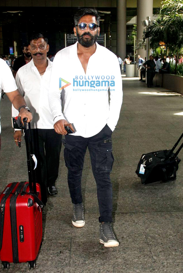 arjun kapoor malaika arora khan and suniel shetty snapped at the airport 6
