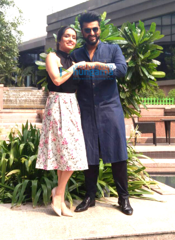 arjun kapoor and shraddha kapoor snapped promoting their film half girlfriend in kolkatta arjun kapoor and shraddha kapoor snapped promotin2