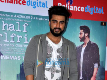 Arjun Kapoor and Shraddha Kapoor snapped at Half Girlfriend promotions in Juhu