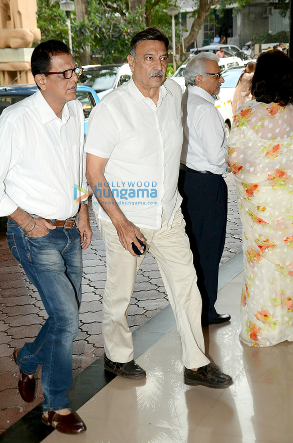 celebs attend the prayer meet in memory of the late actor vinod khanna 11