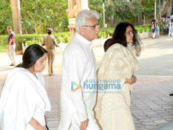 Celebs attend the prayer meet in memory of the late actor Vinod Khanna