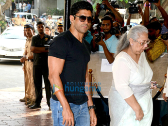 Celebs attend the prayer meet in memory of the late actor Vinod Khanna