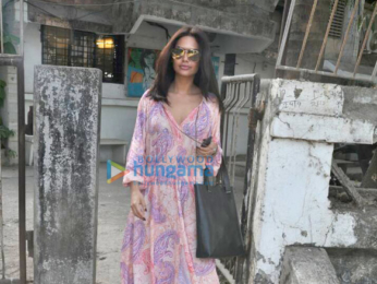 Esha Gupta snapped post a salon session in Juhu