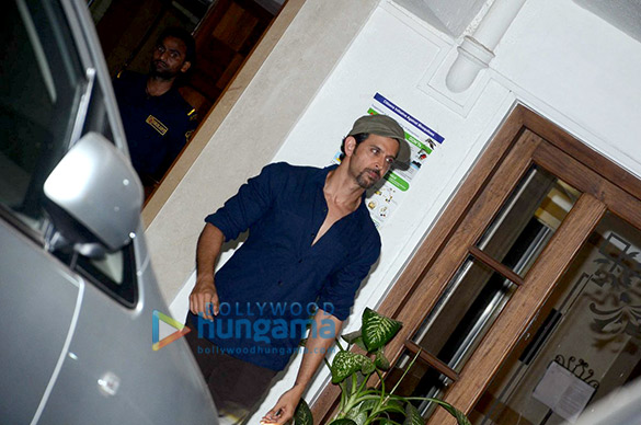 hrithik roshan sussanna khan twinkle khanna and sonali bendre snapped post dinner at a friends house in bandra 4