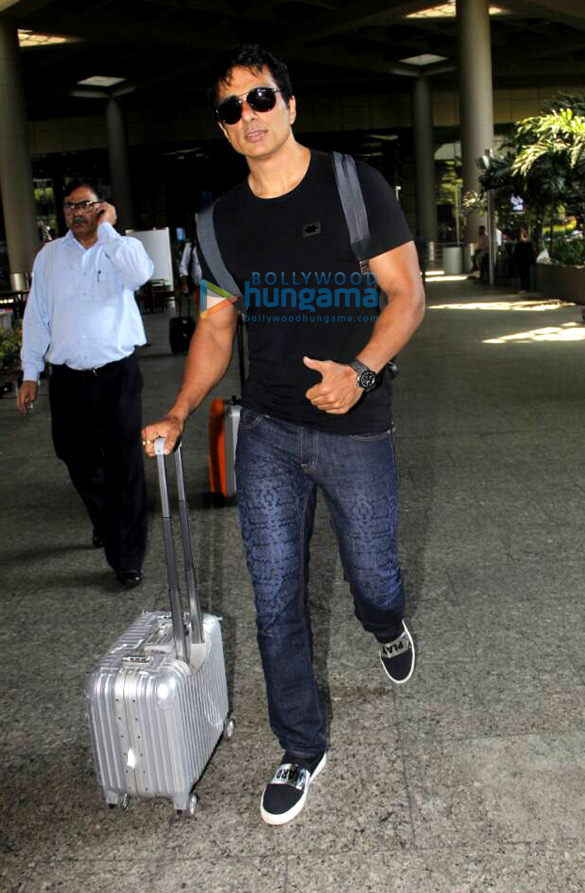 jacqueline fernandez jackie shroff and john abraham snapped at the airport 4