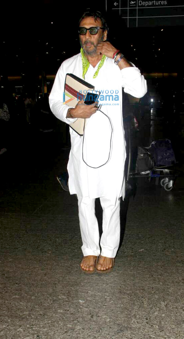 jacqueline fernandez jackie shroff and john abraham snapped at the airport 6
