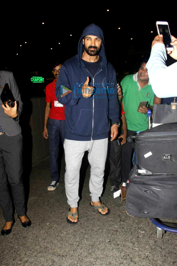 jacqueline fernandez jackie shroff and john abraham snapped at the airport 7