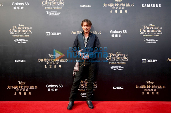 johnny depp dazzles fans at pirates of the caribbean premiere in shanghai disneyland 8