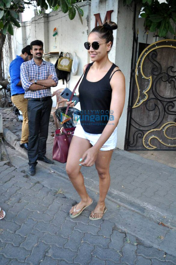 karan singh and bipasha snapped post spa a session in juhu 6