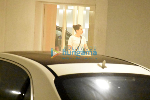 kareena kapoor khan and karisma kapoor snapped at karan johars house 6