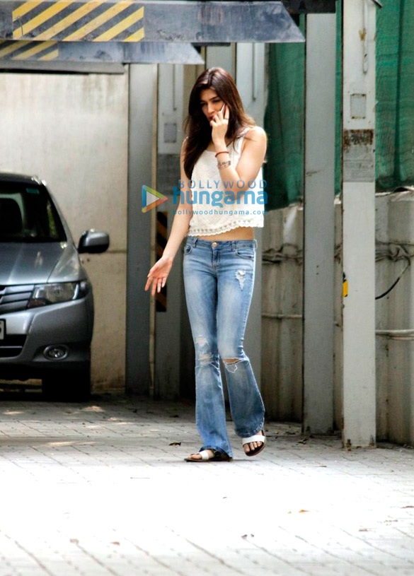 kriti snapped busy on her cell at maddocks office 3