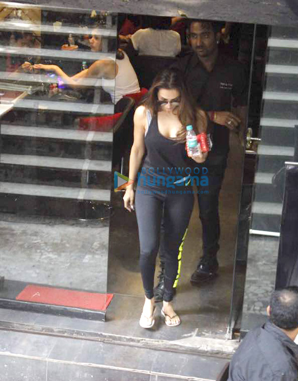 malaika arora khan snapped post salon session in bandra 3