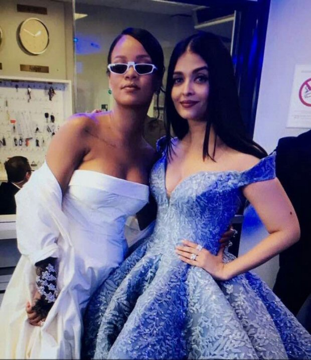 OMG! Aishwarya Rai Bachchan in one frame with international sensational Rihanna is making everyone freak out-1