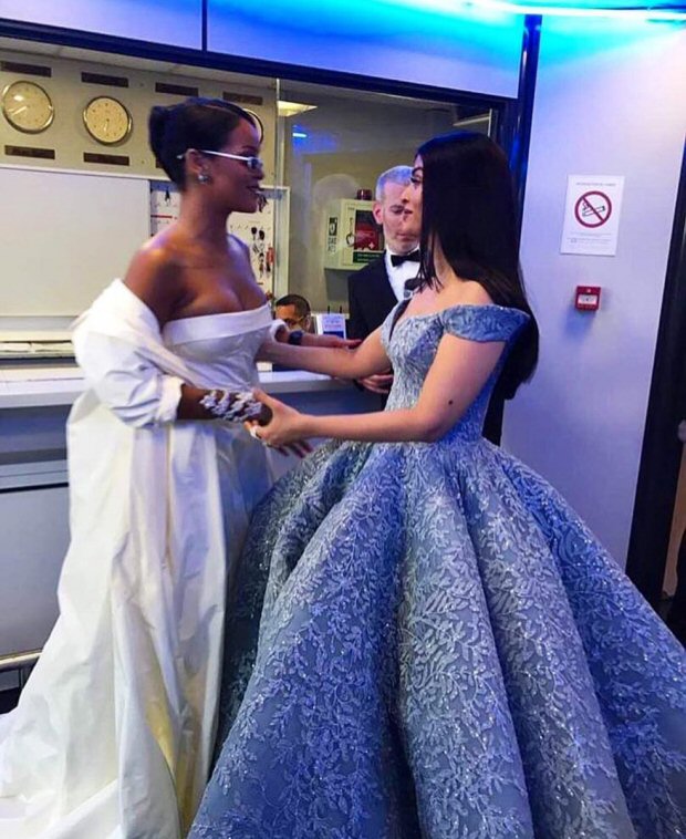 OMG! Aishwarya Rai Bachchan in one frame with international sensational Rihanna is making everyone freak out-3