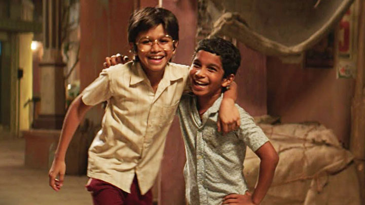 Raees’ Hilarious Deleted Scene: Gandhi’s Glasses Raees’ Hilarious Deleted Scene: Gandhi’s Glasses