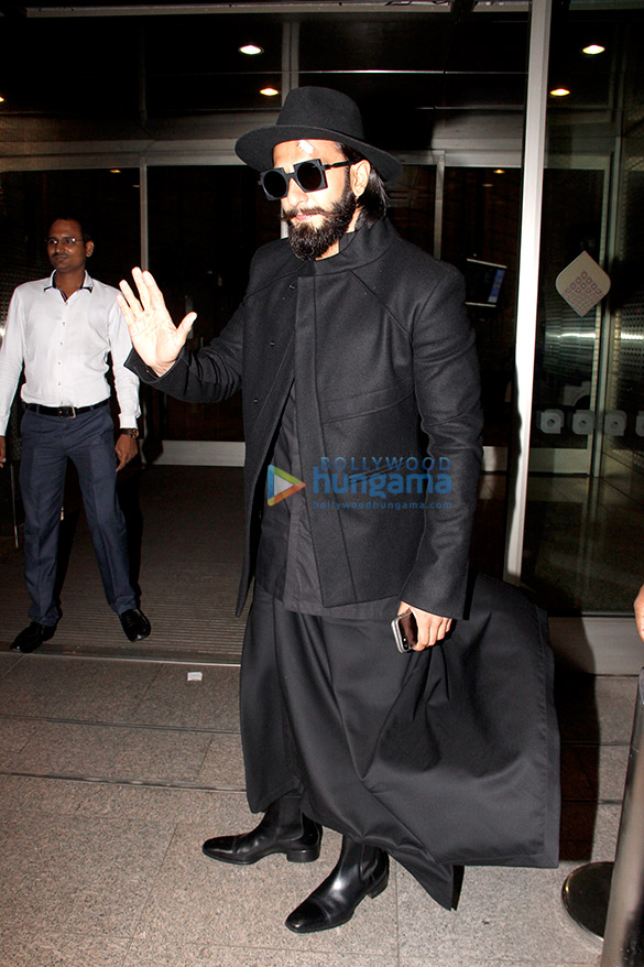 ranveer singh snapped at the airport 1