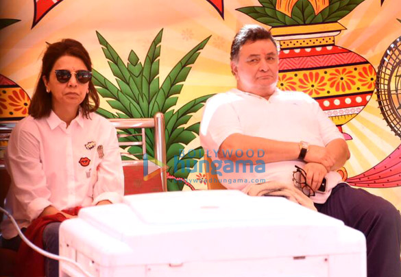 rishi kapoor and neetu singh snapped at krishnaraj bunglow 1