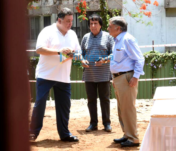 rishi kapoor and neetu singh snapped at krishnaraj bunglow 5