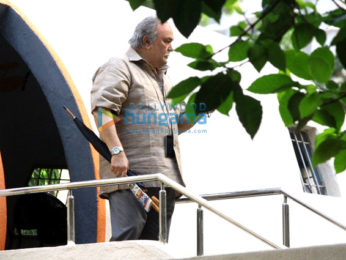 Rishi Kapoor snapped while shooting for his film '102 Not Out' in Mumbai