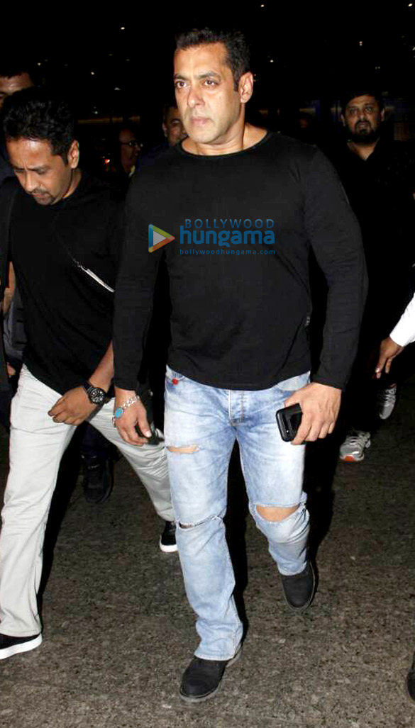 salman khan karan johar sonam kapoor sunil shetty and anil kapoor snapped at the airport 11
