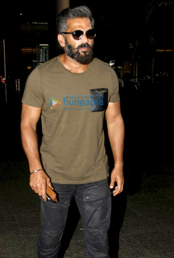 salman khan karan johar sonam kapoor sunil shetty and anil kapoor snapped at the airport 12