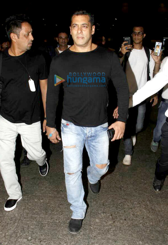 salman khan karan johar sonam kapoor sunil shetty and anil kapoor snapped at the airport 6
