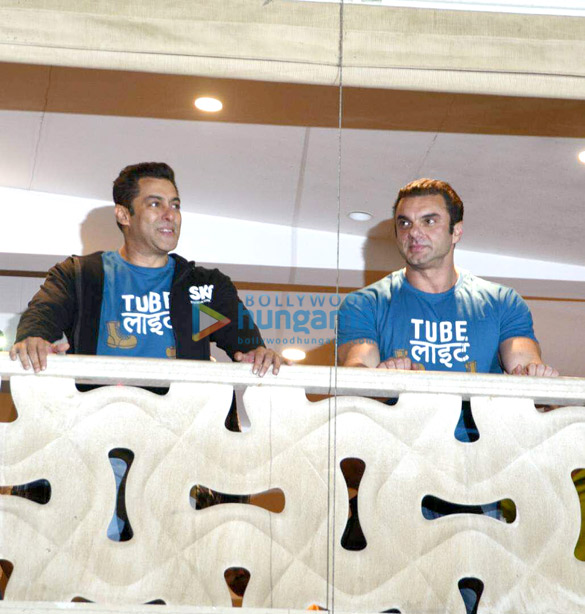 salman khan and sohail khan wave at fans from house as they promote trailer launch of tubelight 4