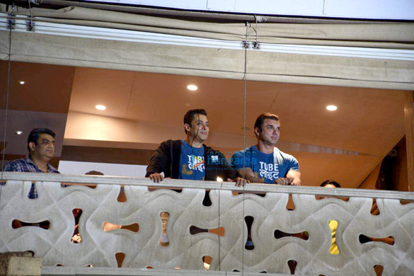 salman khan and sohail khan wave at fans from house as they promote trailer launch of tubelight 5