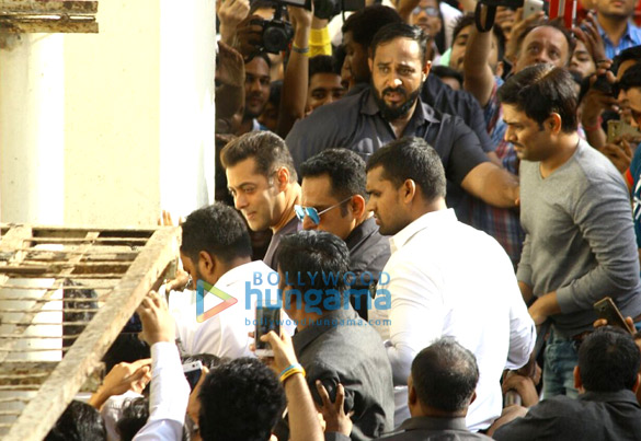 salman khan arrives in mumbai for the trailer launch of his film tubelight 1