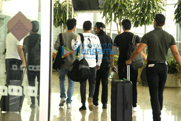 shah rukh abram and aryan snapped at the airport 6