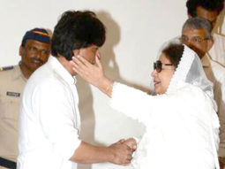 Shah Rukh Khan At Vinod Khanna’s Prayer Meet