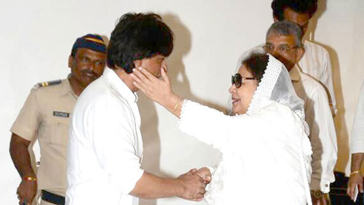 Shah Rukh Khan At Vinod Khanna’s Prayer Meet Shah Rukh Khan At Vinod Khanna’s Prayer Meet