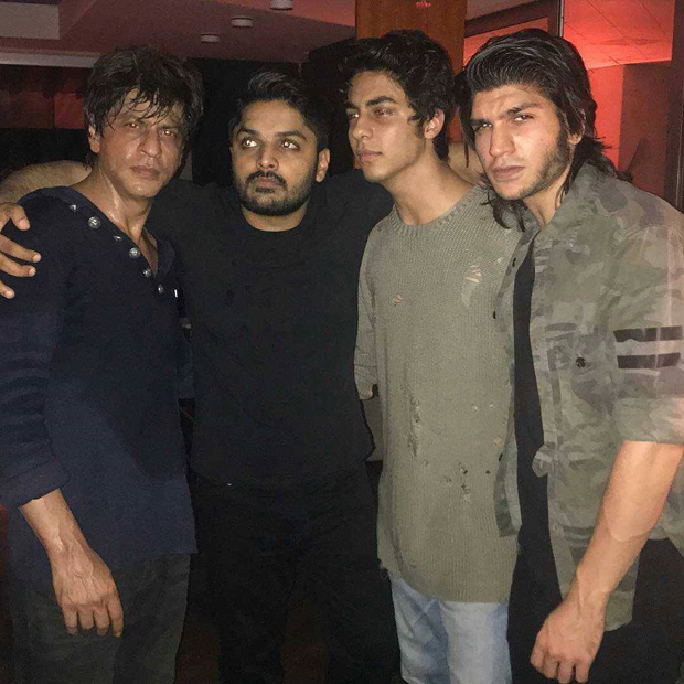 Shah Rukh Khan is a cool dad as he hangs out with son Aryan Khan and Saif Ali Khan's daughter Sara Ali Khan -3