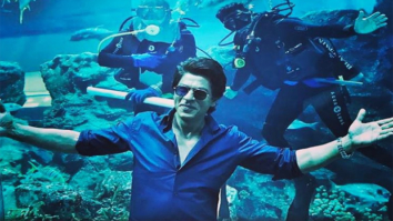 Shah Rukh Khan strikes his signature pose; gets photobombed by scuba divers in Dubai