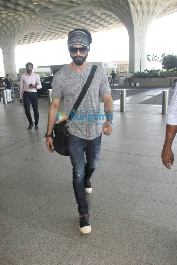 shahid kapoor leaves for delhi to be with mira rajput and daughter misha 3