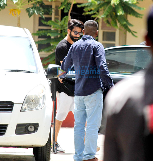 Shahid Kapoor and Mira Rajput snapped in Bandra Shahid Kapoor and Mira Rajput snapped in Bandra