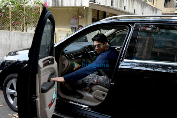 sidharth malhotra snapped post meeting at matrix office in bandra 5