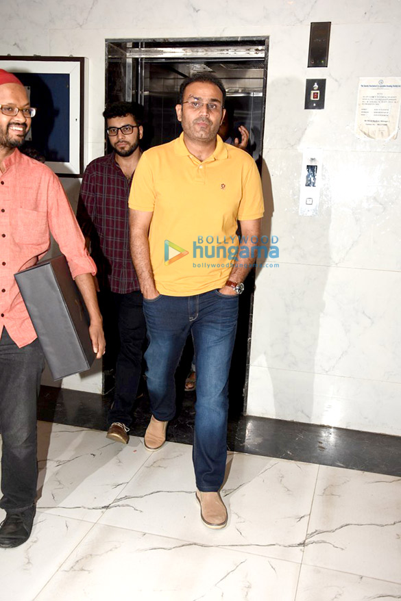 sunny leone and virender sehwag snapped post meeting in bandra 4