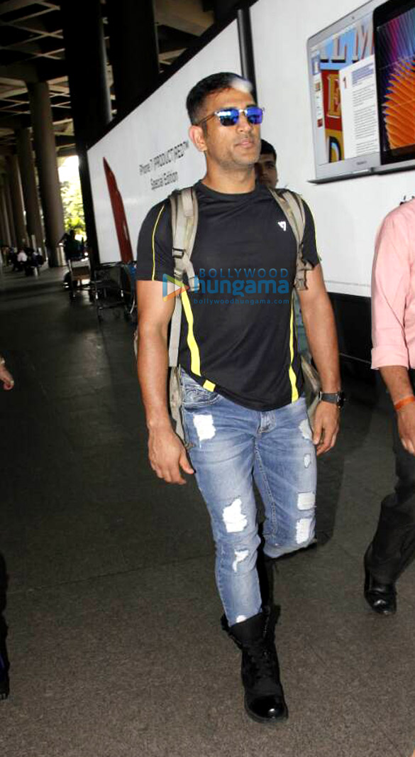 sushant kriti dhoni and parineeti snapped at the airport 2