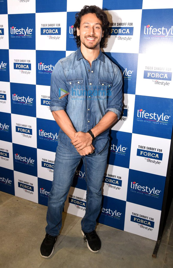 tiger shroff at the inauguration of lifestyle store in seawoods 5