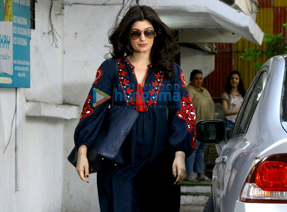 twinkle khanna snapped post salon session in juhu 4